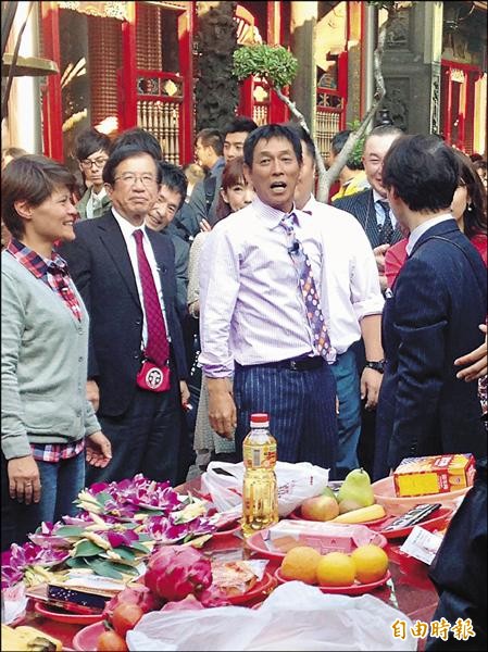 明石家秋刀魚與隨行人員參訪龍山寺,對台灣寺廟文化相當感興趣。(專案組攝) 明石家秋刀魚與隨行人員參訪龍山寺,對台灣寺廟文化相當感興趣。(專案組攝)