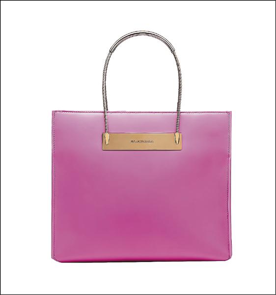 Balenciaga粉紅色Cable提包，價格店洽。（Balenciaga提供）