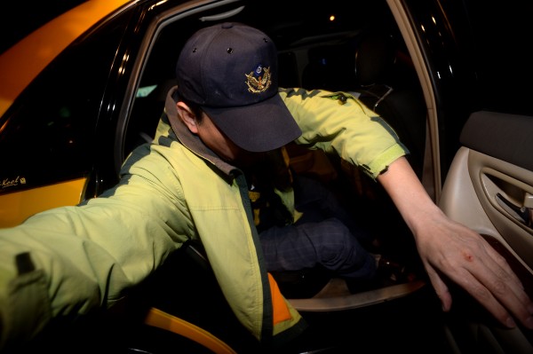 藝人庹宗華搭計程車離開派出所,臉上、手上有明顯傷痕。(記者林正方方土攝) 藝人庹宗華搭計程車離開派出所,臉上、手上有明顯傷痕。(記者林正方方土攝)