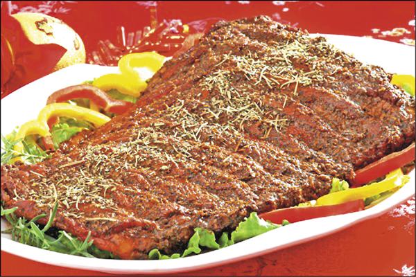 大潤發義式巨無霸肋排，每片參考價568元，促銷價458元。（大潤發提供）