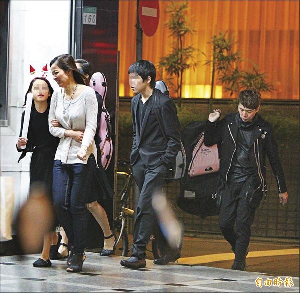 陳施羽(左二)活動後3子女去吃大餐,子女們也都很依賴她,一直黏在身邊,洪敬堯緊跟在後(右)。(專案組攝) 陳施羽(左二)活動後3子女去吃大餐,子女們也都很依賴她,一直黏在身邊,洪敬堯緊跟在後(右)。(專案組攝)