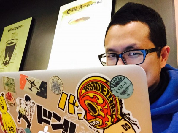 九把刀被直擊孤單過耶誕,獨自窩在咖啡廳打小說,遭外界懷疑小倆口感情是否出了問題。(圖擷取自「九把刀」臉書粉絲專頁) 九把刀被直擊孤單過耶誕,獨自窩在咖啡廳打小說,遭外界懷疑小倆口感情是否出了問題。(圖擷取自「九把刀」臉書粉絲專頁)