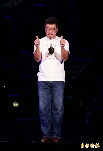 李宗盛今晚在小巨蛋續唱,自嘲變成「哽咽叔」。(記者王文麟攝) 李宗盛今晚在小巨蛋續唱,自嘲變成「哽咽叔」。(記者王文麟攝)