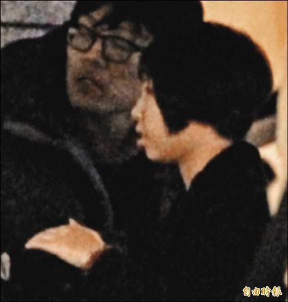 彭順帶著李心潔與女兒及親友在路邊攤大啖活蝦。(專案組攝) 彭順帶著李心潔與女兒及親友在路邊攤大啖活蝦。(專案組攝)