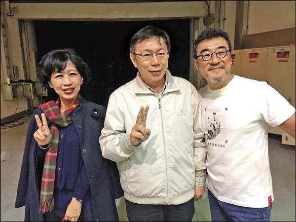 前晚台北市長柯文哲夫婦看完演唱會還去後台向李宗盛致意。(取自臉書) 前晚台北市長柯文哲夫婦看完演唱會還去後台向李宗盛致意。(取自臉書)