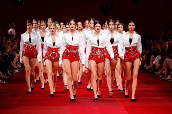 設計作品充滿熱帶風情的「Dolce & Gabbana」推出2015年夏季時裝,找來眾家名模走秀。(圖片擷取自Dolce&Gabbana官方臉書) 設計作品充滿熱帶風情的「Dolce & Gabbana」推出2015年夏季時裝,找來眾家名模走秀。(圖片擷取自Dolce&Gabbana官方臉書)