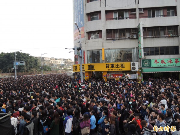 高雄氣爆災區重建,公益演唱會上擠滿人潮。(記者陳慧玲攝) 高雄氣爆災區重建,公益演唱會上擠滿人潮。(記者陳慧玲攝)
