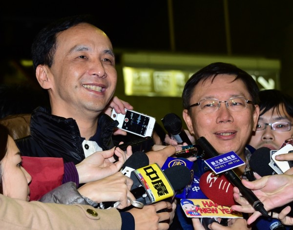 台北市跨年晚會左起新北市長朱立倫、台北市長柯文哲。(記者潘少棠攝) 台北市跨年晚會左起新北市長朱立倫、台北市長柯文哲。(記者潘少棠攝)