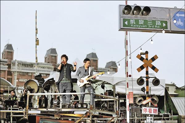 五月天號召黃小琥、亂彈阿翔等逾10組藝人,在高雄氣爆重建區封街獻唱。(相信音樂提供) 五月天號召黃小琥、亂彈阿翔等逾10組藝人,在高雄氣爆重建區封街獻唱。(相信音樂提供)