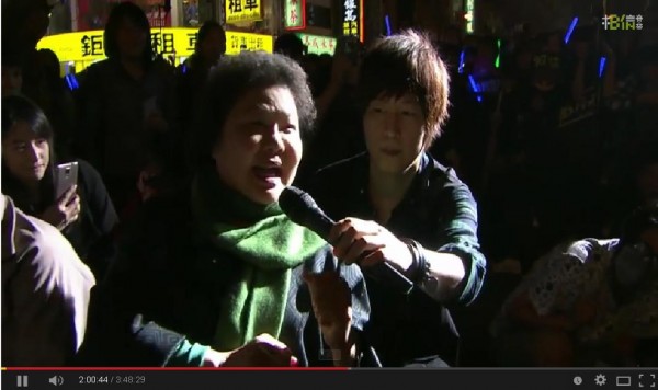 唱到「憨人」時,阿信還走下台,邀粉絲還有高雄市長陳菊一起唱。(圖片擷取自YouTube影片畫面) 唱到「憨人」時,阿信還走下台,邀粉絲還有高雄市長陳菊一起唱。(圖片擷取自YouTube影片畫面)