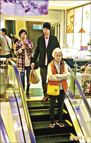 〈16:31〉吳定謙(中)帶著媽媽(前)及女友(後)到微風廣場逛街看電影,3人和樂融融,獨缺老爸吳念真的身影。(專案組攝) 〈16:31〉吳定謙(中)帶著媽媽(前)及女友(後)到微風廣場逛街看電影,3人和樂融融,獨缺老爸吳念真的身影。(專案組攝)