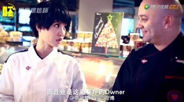 Jolin到餐廳跟大廚學做蛋糕。(翻攝自蔡依林吧官方微博) Jolin到餐廳跟大廚學做蛋糕。(翻攝自蔡依林吧官方微博)