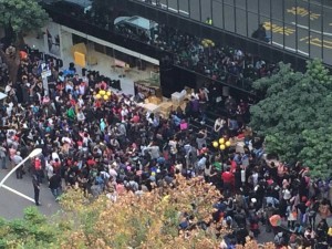 江蕙演唱會門票開賣第二天,現場人潮更恐怖。(記者陳慧玲攝) 江蕙演唱會門票開賣第二天,現場人潮更恐怖。(記者陳慧玲攝)