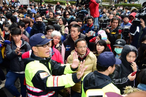 寬宏現場民眾企圖衝入大樓,警察到場維持秩序。(記者潘少棠攝)
寬宏現場民眾企圖衝入大樓,警察到場維持秩序。(記者潘少棠攝)