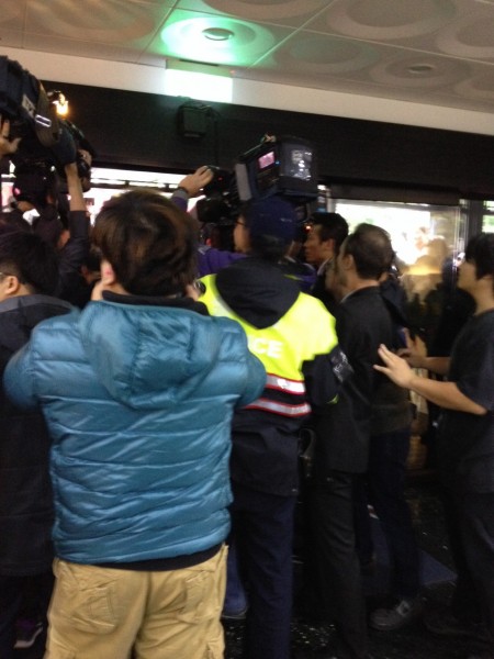 寬宏現場民眾企圖衝入大樓,警察到場。(記者陳慧玲攝)
寬宏現場民眾企圖衝入大樓,警察到場。(記者陳慧玲攝)