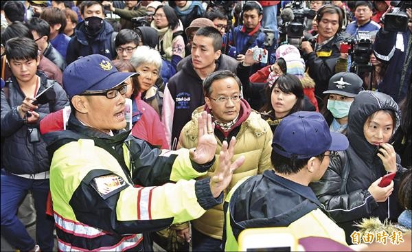 搶購江蕙演唱會門票民眾爆發推擠衝突,警方介入維護秩序。(記者潘少棠攝) 搶購江蕙演唱會門票民眾爆發推擠衝突,警方介入維護秩序。(記者潘少棠攝)