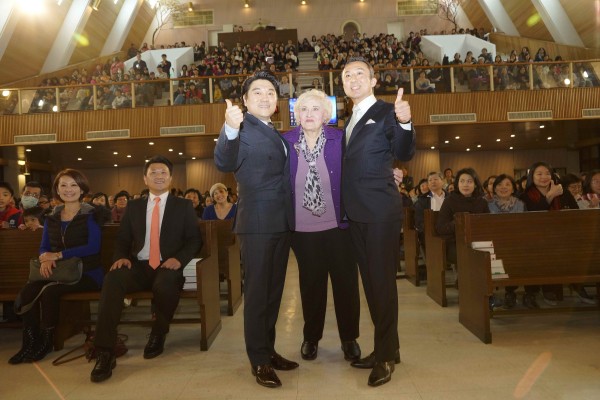 南韓聲樂家裴宰徹(左起)、彭蒙惠、經紀人輪嶋東太郎開心與全場觀眾合影。(海鵬電影提供) 南韓聲樂家裴宰徹(左起)、彭蒙惠、經紀人輪嶋東太郎開心與全場觀眾合影。(海鵬電影提供)