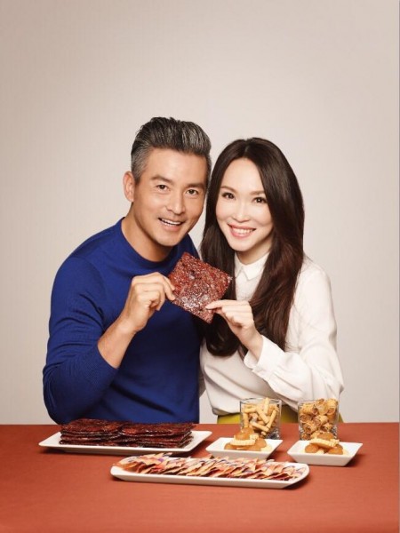 李銘順與妻子范文芳感情甜蜜,還一同代言產品。(圖片取自李銘順微博) 李銘順與妻子范文芳感情甜蜜,還一同代言產品。(圖片取自李銘順微博)