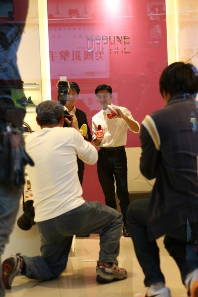 謝霆鋒下午現身信義區女鞋店,身為女鞋品牌「達芙妮」創意總監的他,開心拿著鞋子拍照。(專案組攝) 謝霆鋒下午現身信義區女鞋店,身為女鞋品牌「達芙妮」創意總監的他,開心拿著鞋子拍照。(專案組攝)