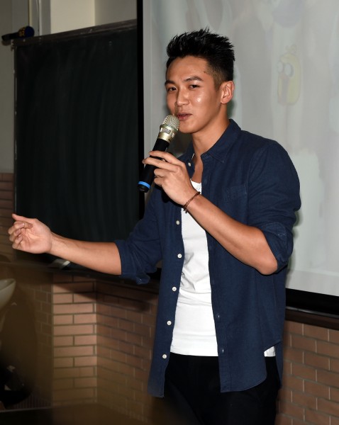 面對先前被拍到上夜店,是否打了自己的臉,柯鎮東回應說「我沒有說過我不去(夜店),是我老闆幫我講的」(記者宋志雄攝) 面對先前被拍到上夜店,是否打了自己的臉,柯鎮東回應說「我沒有說過我不去(夜店),是我老闆幫我講的」(記者宋志雄攝)