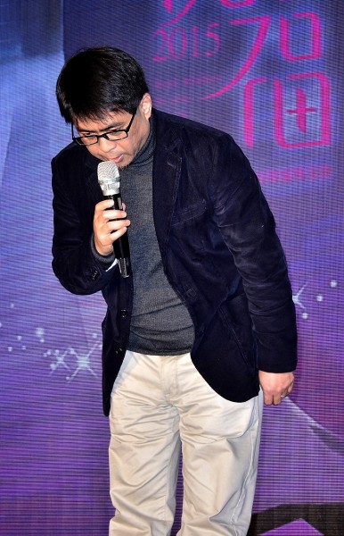 江蕙演唱會加場說明會,寛宏總經理秦聰杰鞠躬向粉絲致歉。(記者陳奕全攝) 江蕙演唱會加場說明會,寛宏總經理秦聰杰鞠躬向粉絲致歉。(記者陳奕全攝)
