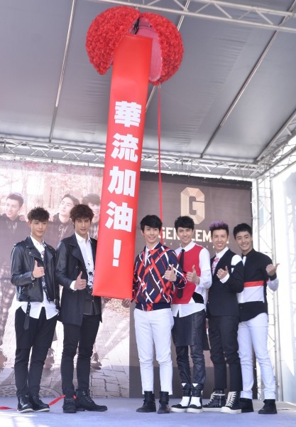 GENTLEMAN簽唱會;SpeXial晨翔、宏正出席
。(記者陳奕全攝) GENTLEMAN簽唱會;SpeXial晨翔、宏正出席
。(記者陳奕全攝)