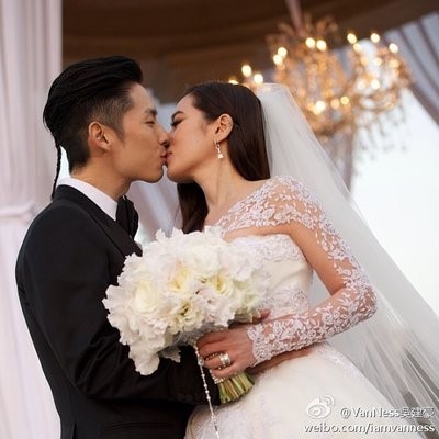 吳建豪與老婆石貞善結婚時,她也身穿MIKAEL D的婚紗。(取自吳建豪微博) 吳建豪與老婆石貞善結婚時,她也身穿MIKAEL D的婚紗。(取自吳建豪微博)
