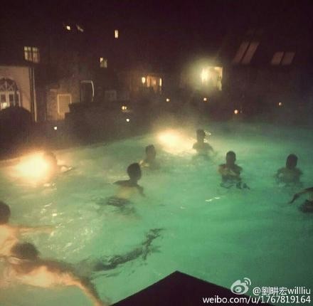 「不夠酷」的懲罰是室外「三溫暖」。(圖擷取自劉畊宏微博) 「不夠酷」的懲罰是室外「三溫暖」。(圖擷取自劉畊宏微博)