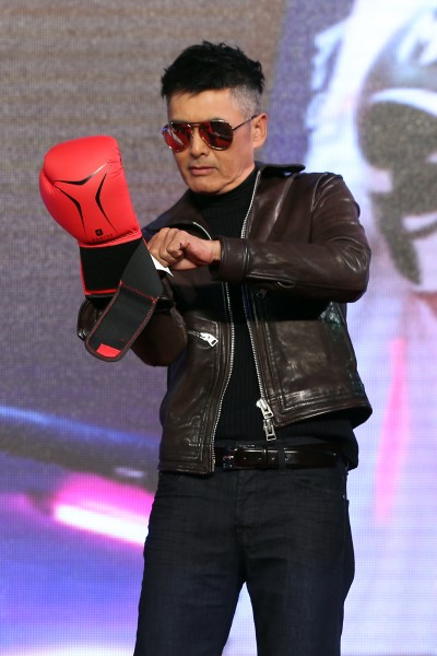 周潤發戴起拳套打泰拳。(圖/香港明報)
周潤發戴起拳套打泰拳。(圖/香港明報)