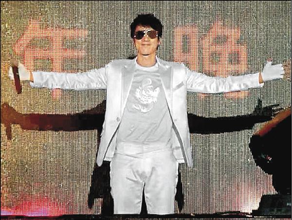 王力宏被拍到在跨年晚會上激凸登台,他昨尷尬回應。(取自網路) 王力宏被拍到在跨年晚會上激凸登台,他昨尷尬回應。(取自網路)