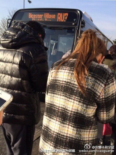 周杰倫和昆凌跟著民眾一起排隊等巴士,度過對兩人可說是「奢侈的幸福」。(取自微博) 周杰倫和昆凌跟著民眾一起排隊等巴士,度過對兩人可說是「奢侈的幸福」。(取自微博)
