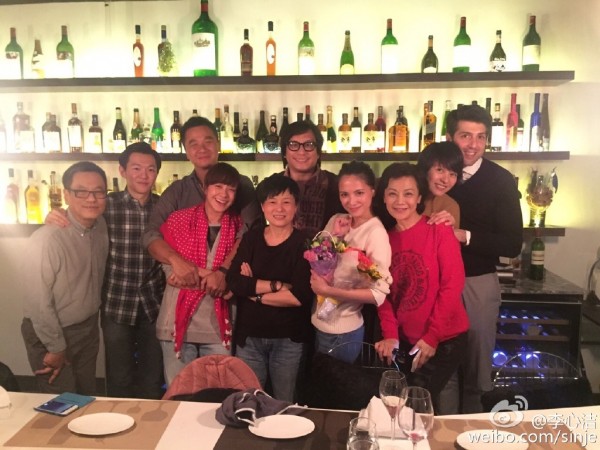 李心潔昨晚邀請眾好友一同慶祝自己39歲生日。(取自李心潔微博) 李心潔昨晚邀請眾好友一同慶祝自己39歲生日。(取自李心潔微博)