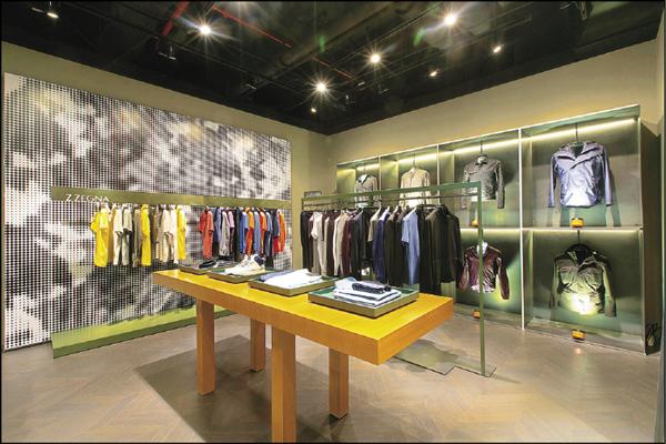 Z Zegna 2015春夏展示會，場內以鮮明的黃綠兩色系呼應服裝的酷勁感。