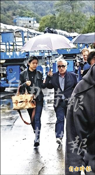馬丁史柯西斯女助理替他打傘。(專案組攝) 馬丁史柯西斯女助理替他打傘。(專案組攝)