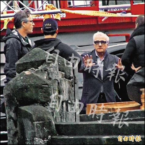 72歲的馬丁史柯西斯活力十足,在中影文化城勘景後,比手畫腳跟工作人員討論起來。(專案組攝) 72歲的馬丁史柯西斯活力十足,在中影文化城勘景後,比手畫腳跟工作人員討論起來。(專案組攝)