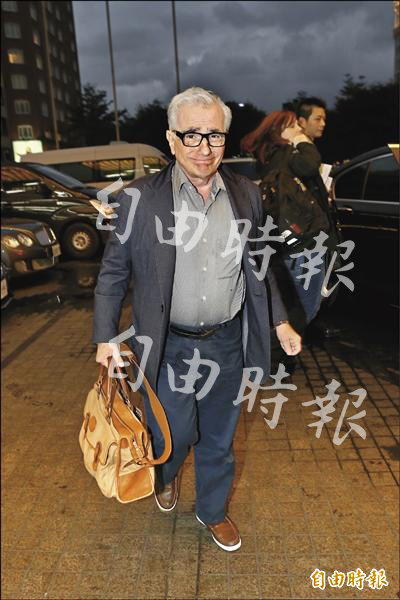馬丁史柯西斯結束勘景行程後,返回飯店,自己提著包包下車,見到守候記者一路微笑以對,心情相當好。(專案組攝) 馬丁史柯西斯結束勘景行程後,返回飯店,自己提著包包下車,見到守候記者一路微笑以對,心情相當好。(專案組攝)