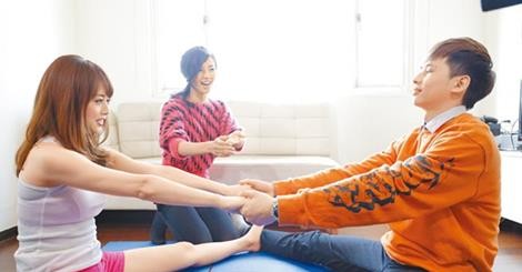 金陽日前錄節目與AV女優吉澤明步玩遊戲。(圖擷取自網路) 金陽日前錄節目與AV女優吉澤明步玩遊戲。(圖擷取自網路)