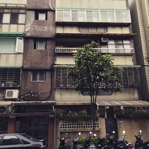 潘瑋柏今天在臉書貼出舊家外觀照,被網友發現在大直。(圖截取自潘瑋柏臉書粉絲專頁) 潘瑋柏今天在臉書貼出舊家外觀照,被網友發現在大直。(圖截取自潘瑋柏臉書粉絲專頁)