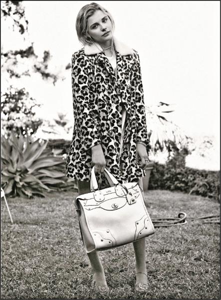 Coach好眼光，這季押寶的克蘿伊．摩蕾茲贏得全美民選獎，名符其實國民新偶像。（Coach提供）