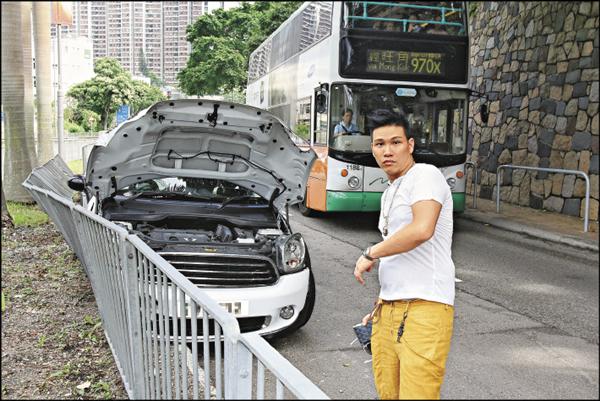 蘇永康先前開車失控撞護欄,駕駛技術讓人不敢領教。(東方新地提供) 蘇永康先前開車失控撞護欄,駕駛技術讓人不敢領教。(東方新地提供)