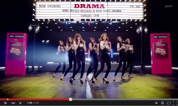 Nine Muses在MV中拉胸前吊帶賣弄性感。(取自YouTube) Nine Muses在MV中拉胸前吊帶賣弄性感。(取自YouTube)