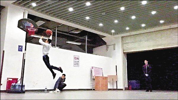 蕭敬騰每次開唱前喜歡打籃球讓自己放鬆。﹙喜鵲提供﹚ 蕭敬騰每次開唱前喜歡打籃球讓自己放鬆。﹙喜鵲提供﹚