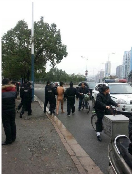 該名男子後來被警方送回家。(圖取自新浪微博) 該名男子後來被警方送回家。(圖取自新浪微博)