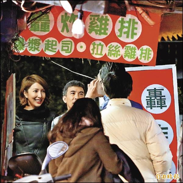 2/4 18:21最後索性先去買雞排充飢,還開心與路人合照。(專案組攝) 2/4 18:21最後索性先去買雞排充飢,還開心與路人合照。(專案組攝)