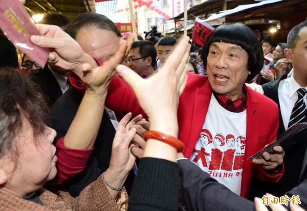 豬哥亮掃街發紅包袋,民眾搶著握手沾喜氣。(記者潘少棠攝)
豬哥亮掃街發紅包袋,民眾搶著握手沾喜氣。(記者潘少棠攝)