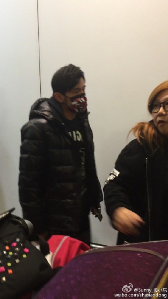周董婚前在機場就被粉絲直擊即將搭機去英國結婚。(取自Sunny_傻小東微博) 周董婚前在機場就被粉絲直擊即將搭機去英國結婚。(取自Sunny_傻小東微博)