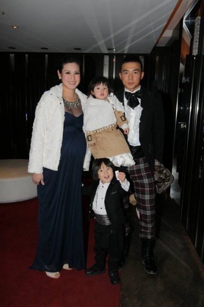 劉(田井)宏帶老婆王婉霏及兒子女兒全家出席周杰倫婚禮。(專案組攝) 劉(田井)宏帶老婆王婉霏及兒子女兒全家出席周杰倫婚禮。(專案組攝)