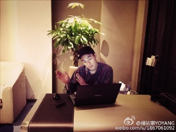 楊祐寧守在電腦前回覆粉絲熱烈提問。(取自楊祐寧微博) 楊祐寧守在電腦前回覆粉絲熱烈提問。(取自楊祐寧微博)