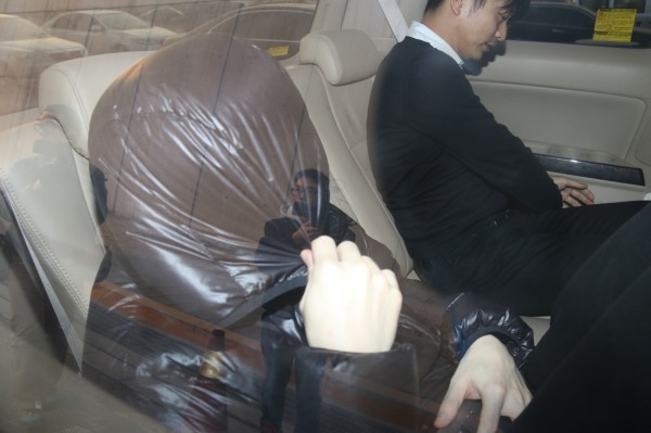 房祖名搭車前往北京機場。(星島日報提供) 房祖名搭車前往北京機場。(星島日報提供)