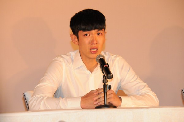 柯震東先前的道歉記者會,一開始便「淚崩」哭得泣不成聲,被說成是大打悲情牌。(資料照,照片擷自香港明報) 柯震東先前的道歉記者會,一開始便「淚崩」哭得泣不成聲,被說成是大打悲情牌。(資料照,照片擷自香港明報)